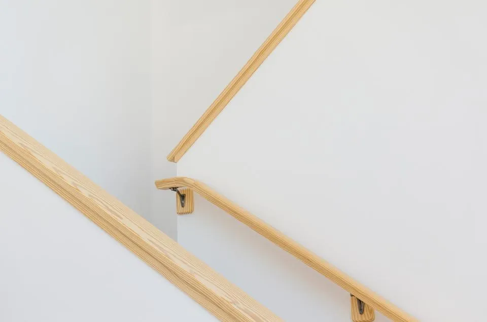 Main courante en frêne sur un mur blanc
