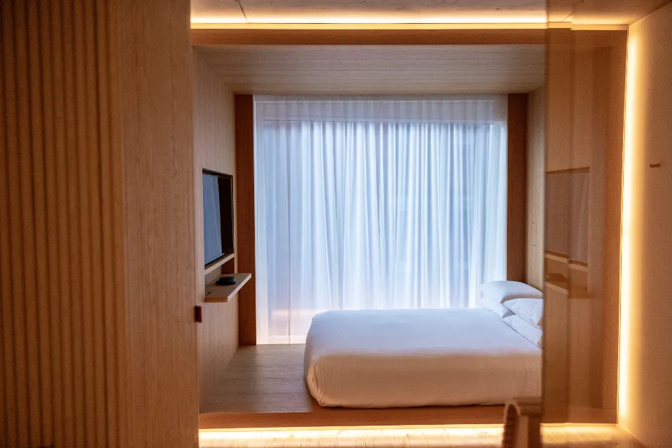 Chambre habillée de chêne clair avec un éclairage indirect