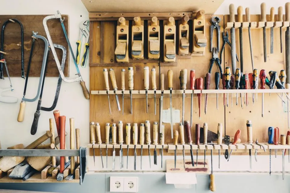 Mur d'outils bien rangés dans un atelier de réparation