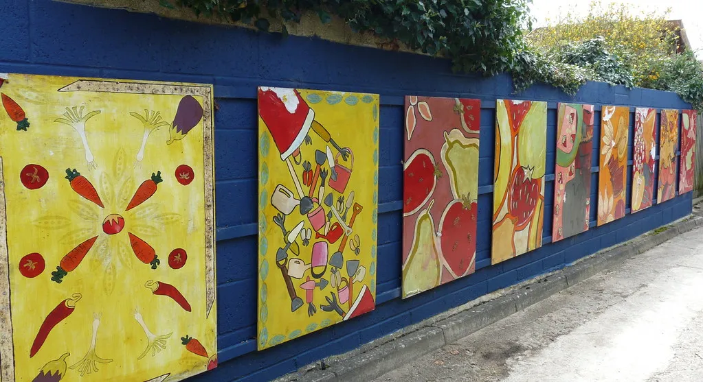 Panneaux peints aux couleurs vives accrochés le long d'un mur