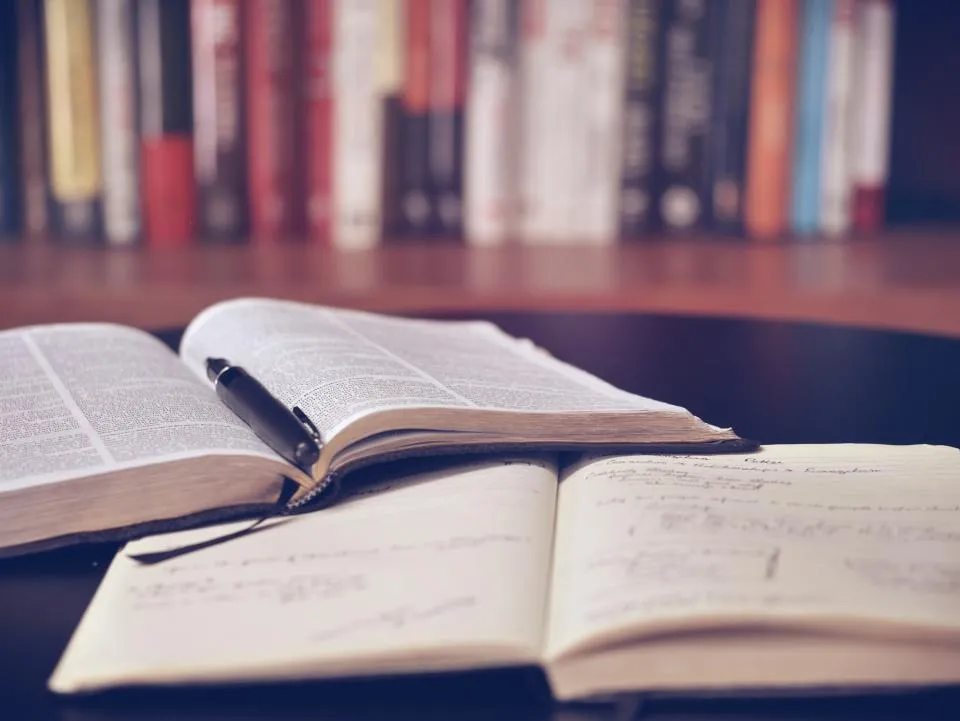 Livres ouverts et stylo posés sur une table