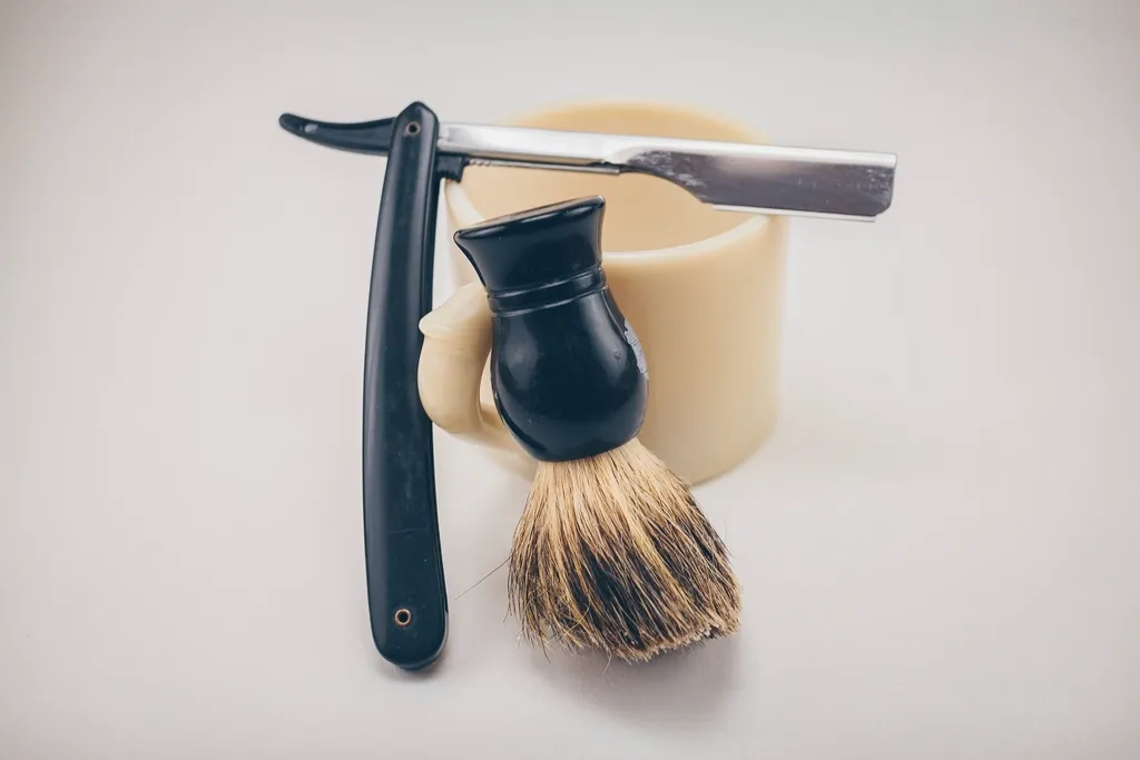 Coupe-chou, blaireau et bol de savon à barbe