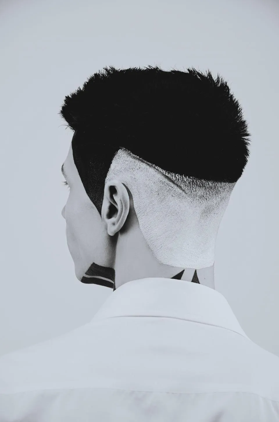 Nuque d'un homme avec un dégradé net et une coupe texturée