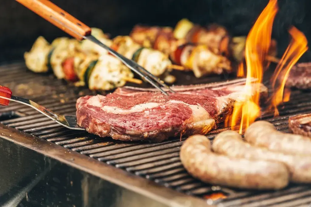 Entrecôte et saucisses sur la grille du barbecue