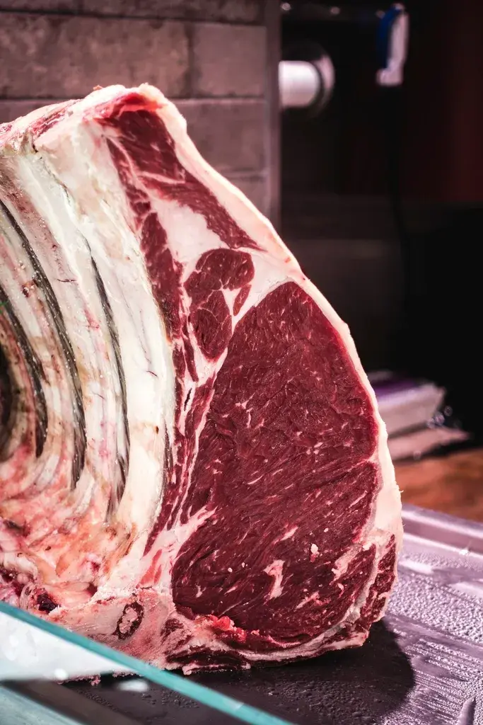 Côte de bœuf à l'os sur le billot