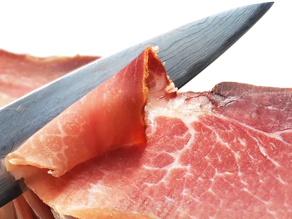 Tranchage d'un jambon au couteau