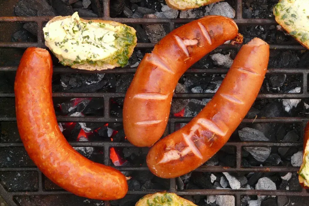 Saucisses grillées sur les braises