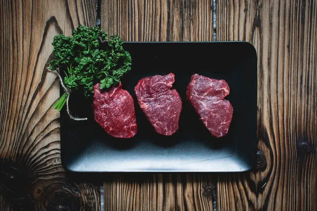 Pavés de bœuf crus sur une ardoise
