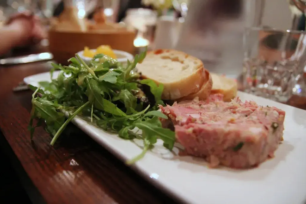 Tranche de terrine maison et salade