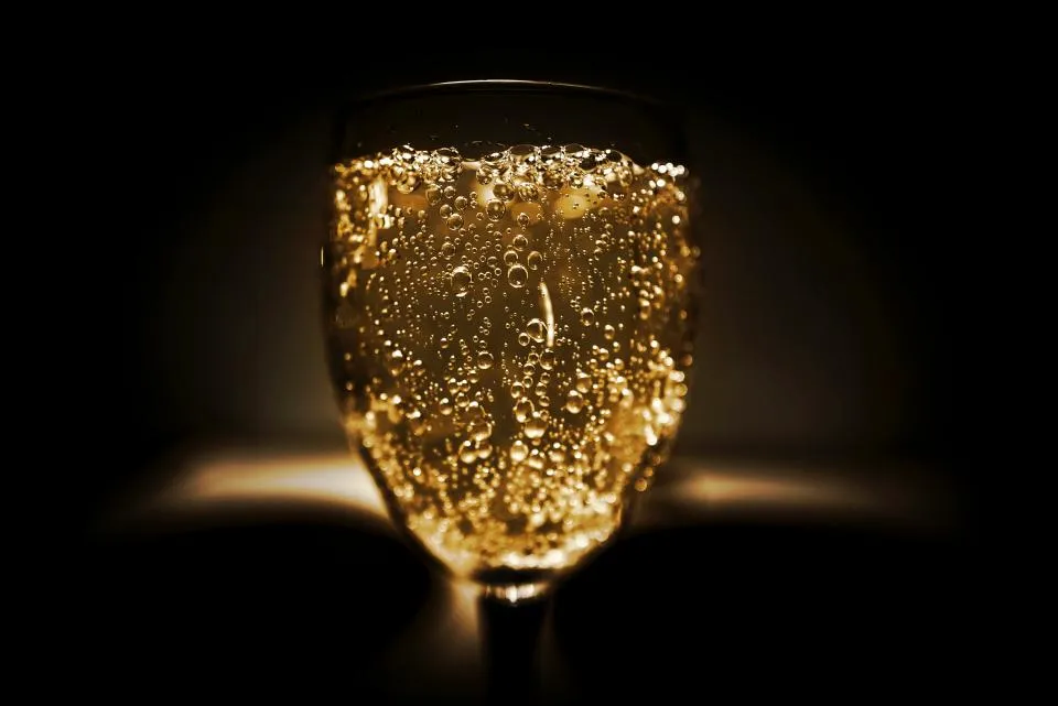 Verre de bière dorée et pétillante dans la pénombre