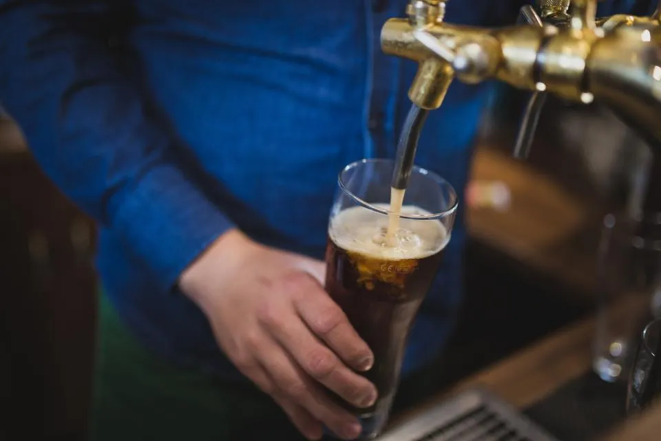 Bière tirée à la pompe derrière le comptoir