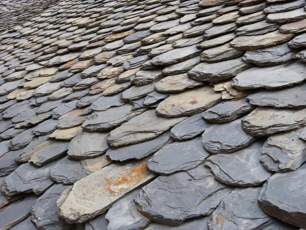 Ardoises naturelles anciennes posées en écailles