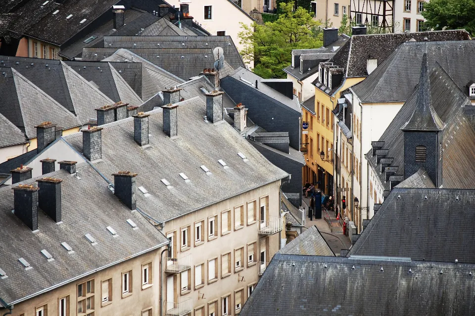 Toits d'ardoise d'une vieille ville avec lucarnes et cheminées