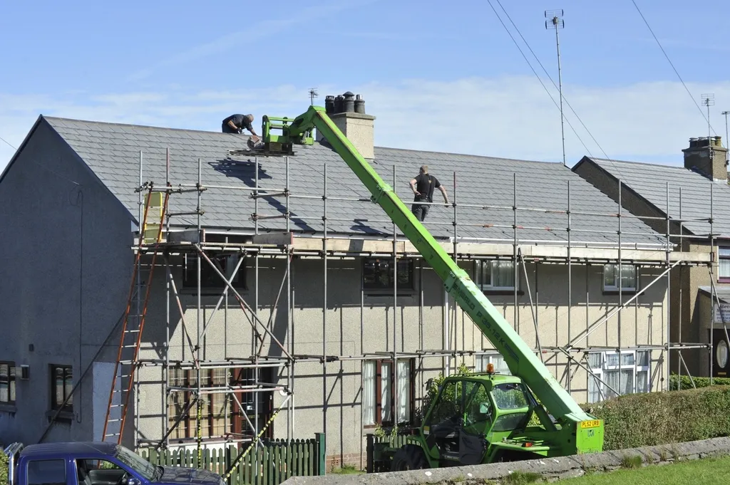 Maisons sous échafaudage pendant une réfection de toiture