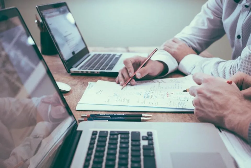 Rendez-vous de travail autour d'un ordinateur portable