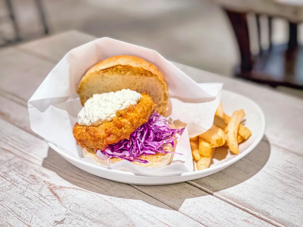 Burger de poulet croustillant, chou rouge et sauce tartare, avec des frites
