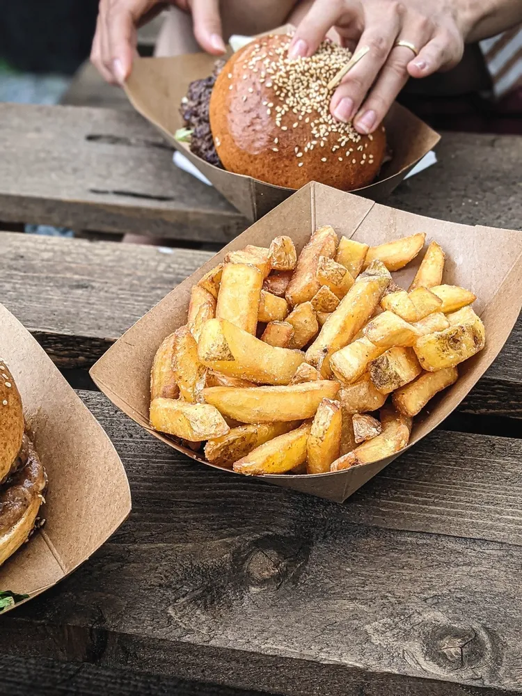 Barquette de frites épaisses dorées
