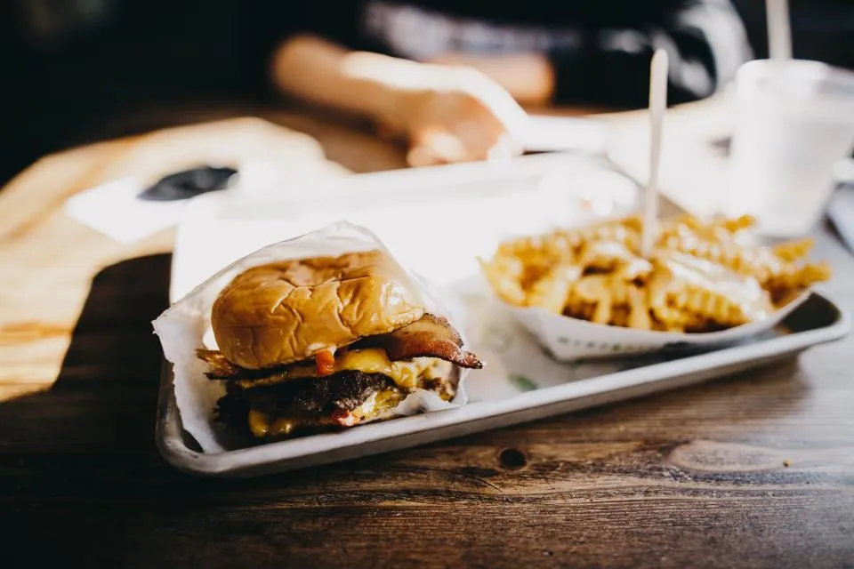 Plateau avec un burger et des frites gaufrées