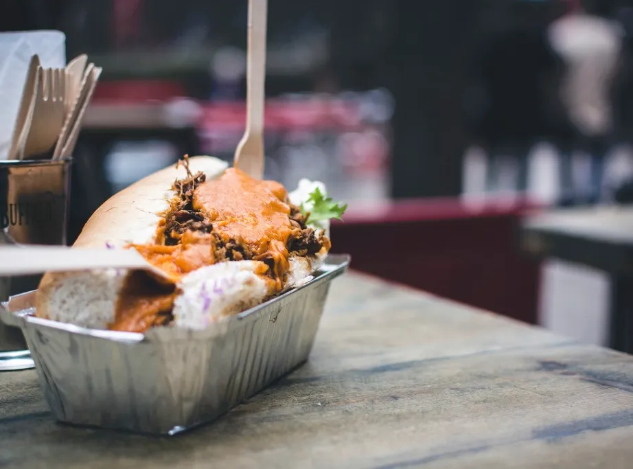 Sandwich d'effiloché et coleslaw servi dans une barquette