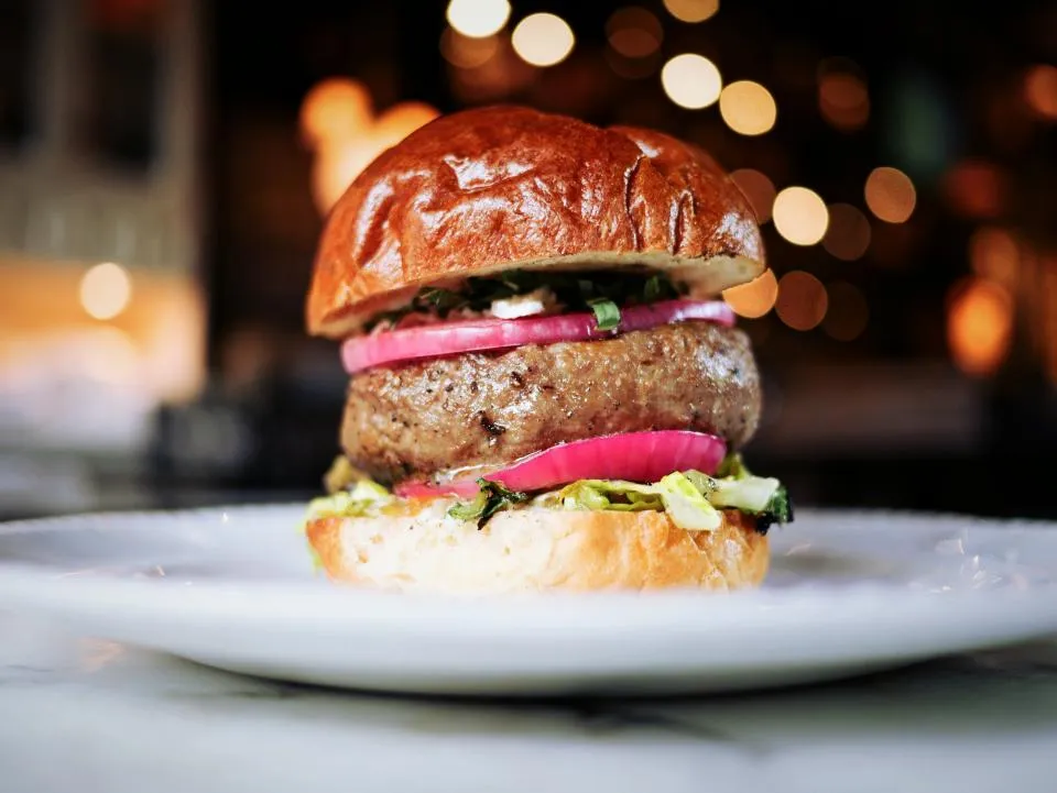 Burger au bœuf avec oignons rouges marinés