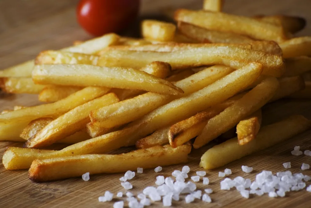 Gros plan sur des frites dorées