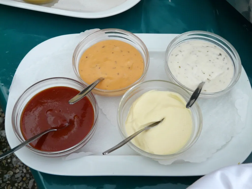 Quatre pots de sauces maison : ketchup, mayonnaise, andalouse et tartare