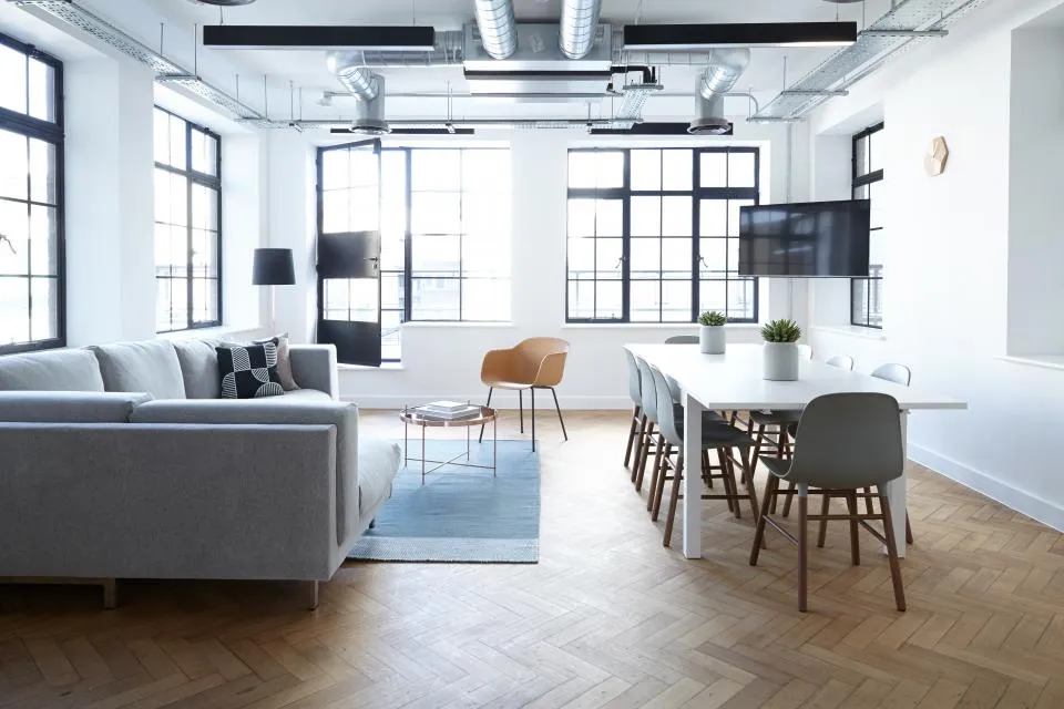 Plateau de bureaux lumineux aux murs blancs et parquet
