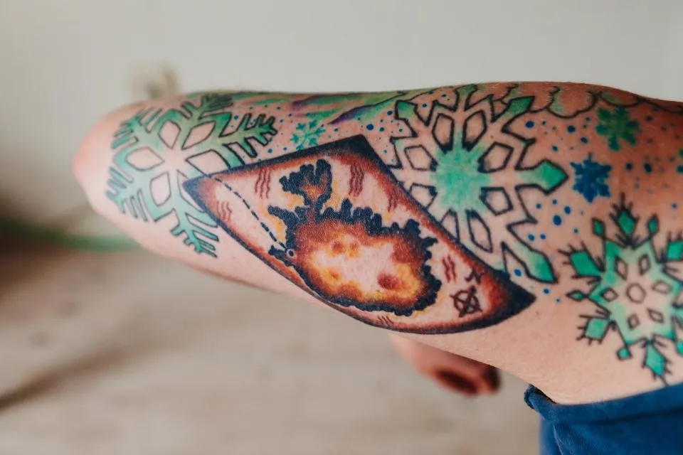 Tatouage coloré sur un bras