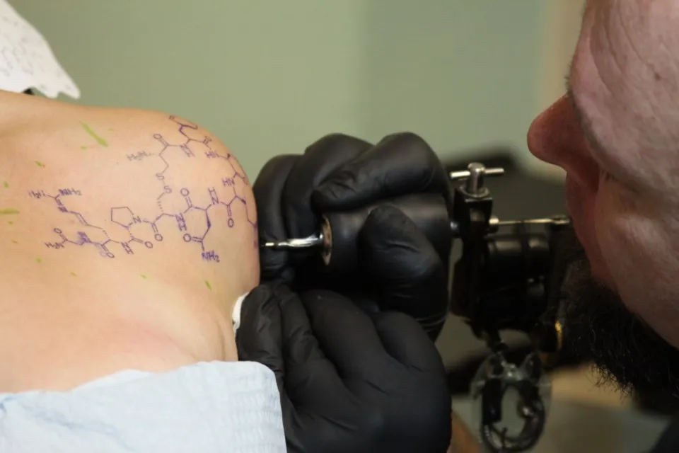 Machine à tatouer traçant un contour