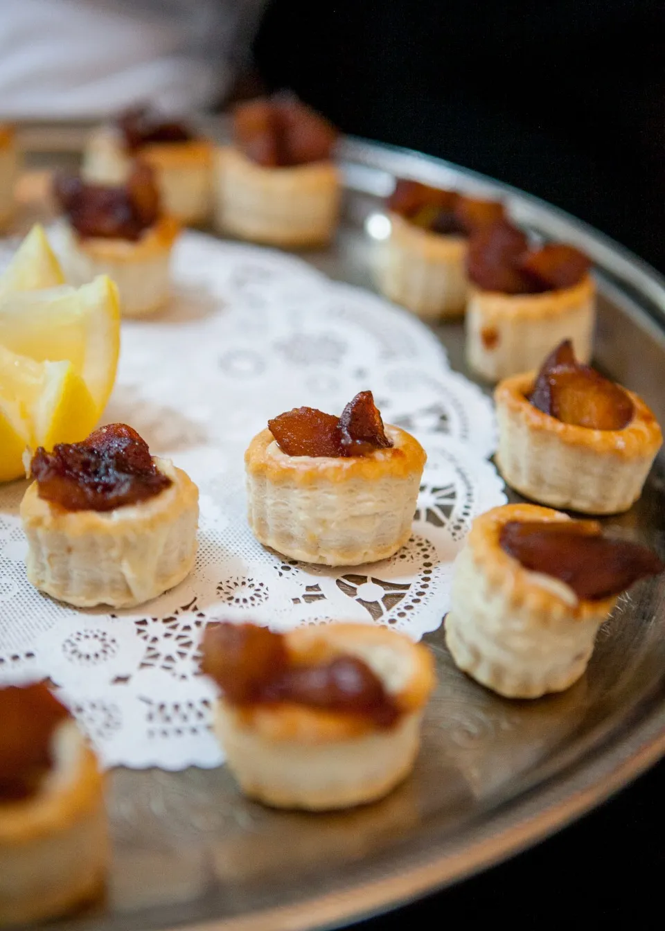 Bouchées feuilletées garnies sur un plateau