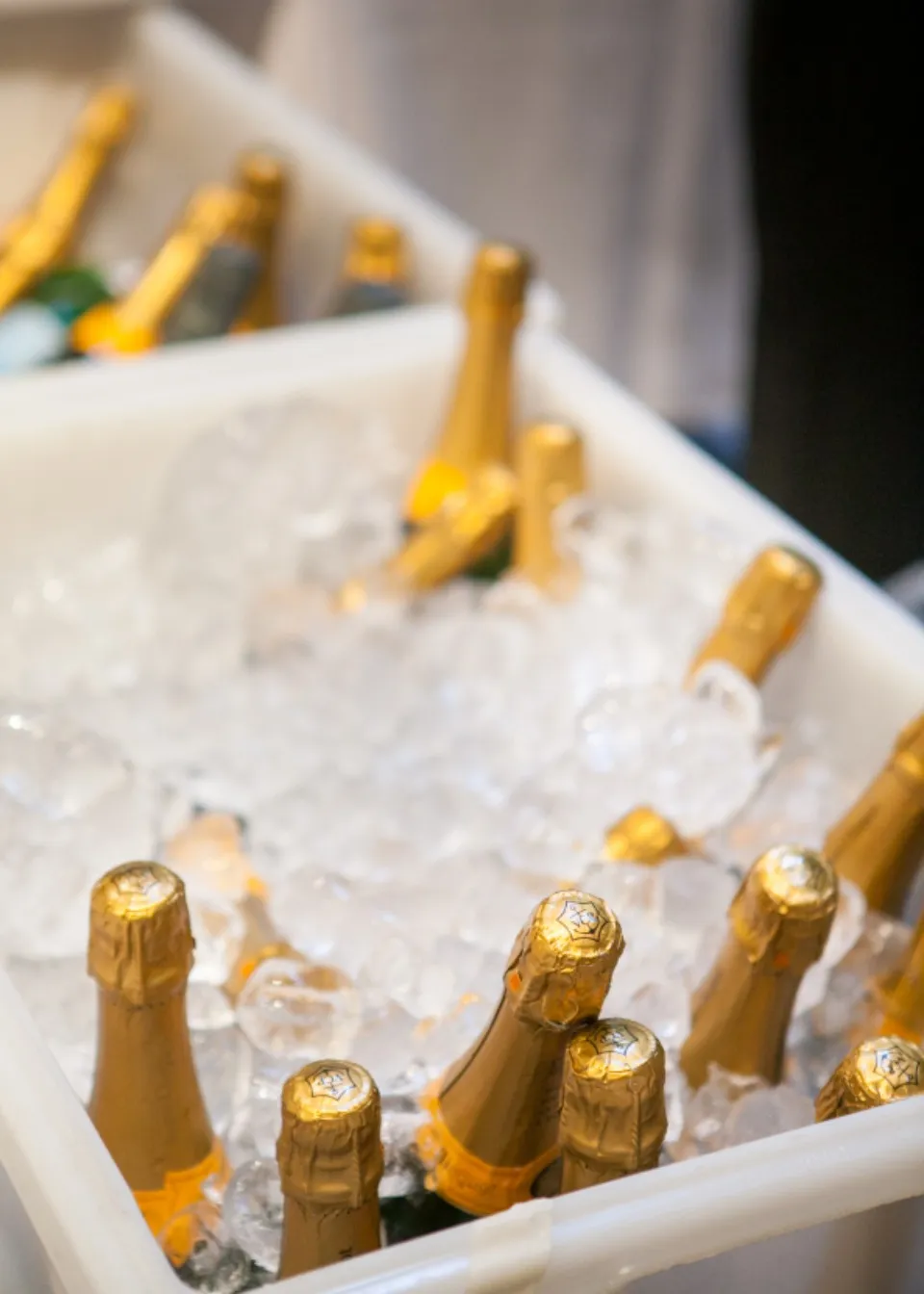 Bouteilles de champagne dans un seau à glace