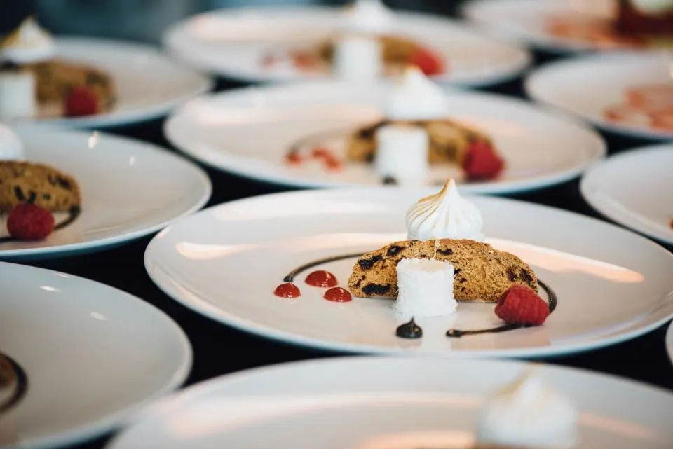 Assiettes de dessert dressées en série