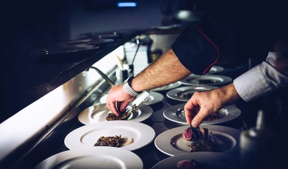 Chef dressant des assiettes avant le service