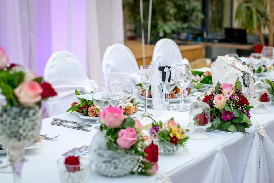 Table de mariage dressée avec compositions de roses